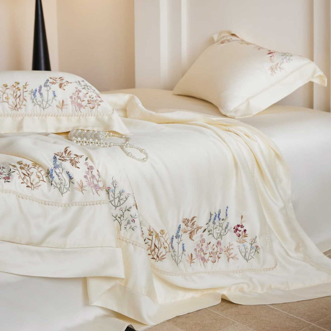Exklusive Satin-Bettwäschegarnitur mit feiner Blumenstickerei und seidigem Finish