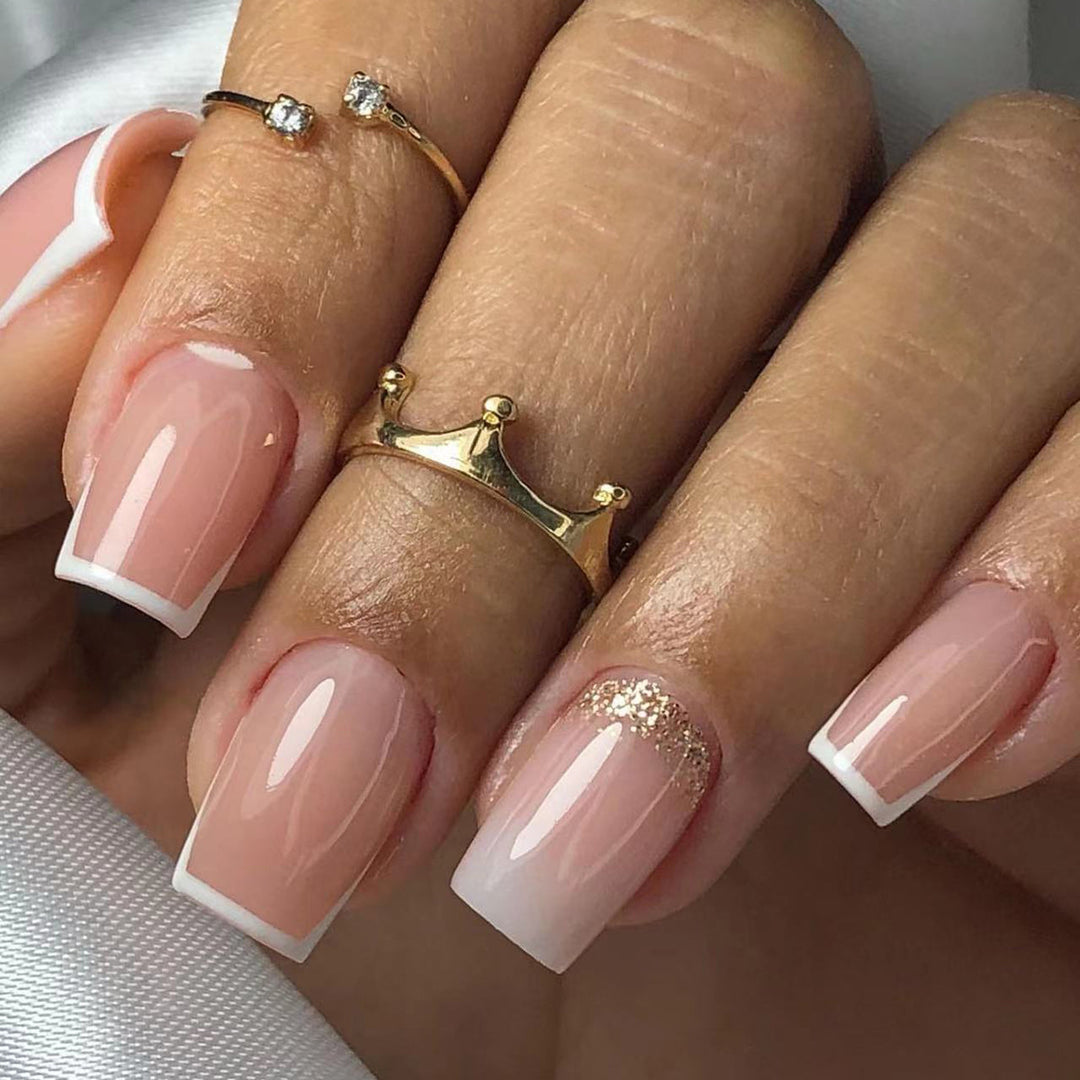 Kunstvolle Nagelverlängerungen mit französischem Design Karnz