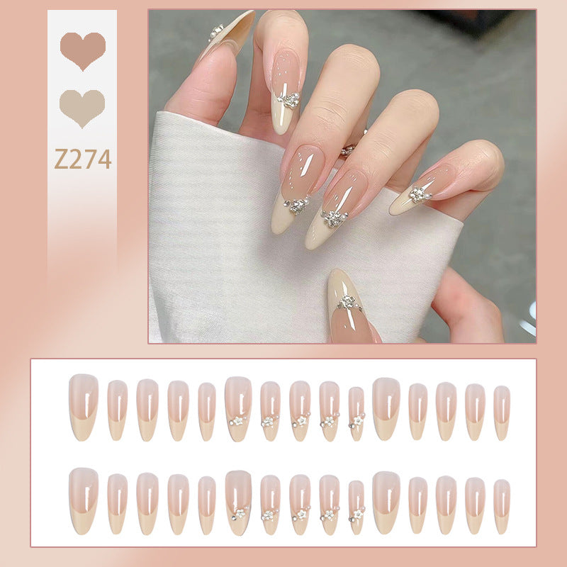 Kunstnagelset mit eleganten Spitzen und funkelnden Applikationen Karnz