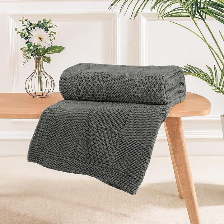 Strukturierte Strickwurfdecke
