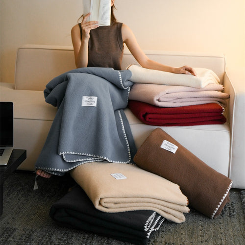 Wohndecke- und Kissen-Set aus flauschigem Fleece mit kontrastierender Ziernaht