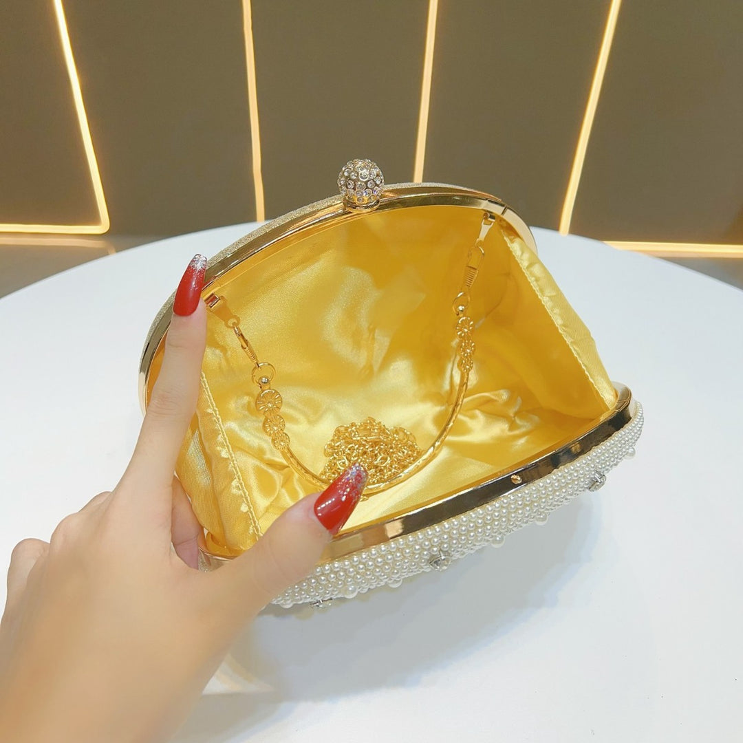 Perlenverzierte Abend-Clutch
