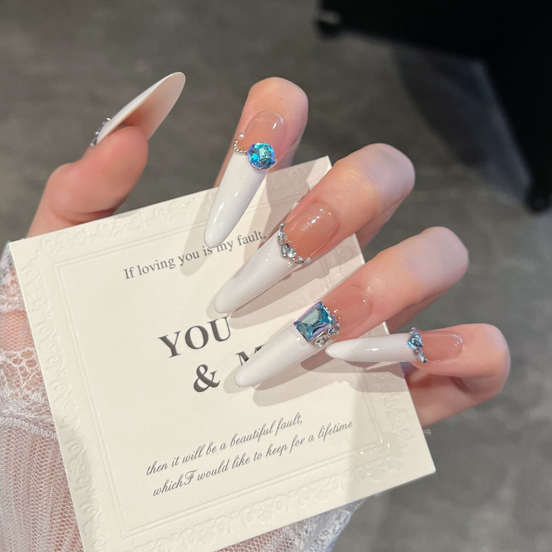 Elegante mit Edelsteinen verzierte Press-On Nagelerweiterungen Karnz