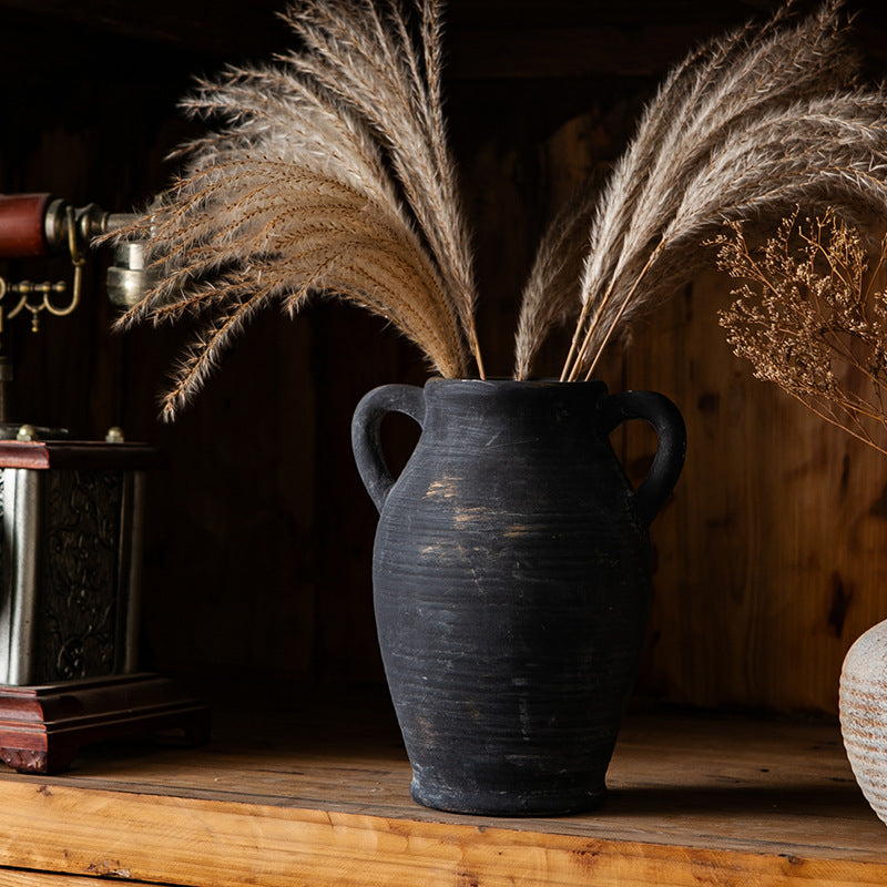 Rustikale Keramikvase mit Griffen Karnz