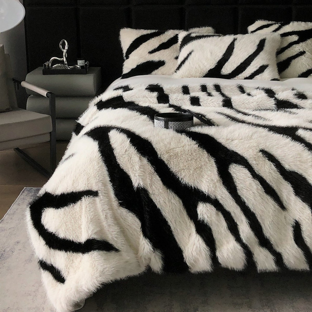 Tagesdecke aus Kunstfell mit Zebra‑Optik und extra flauschiger Struktur