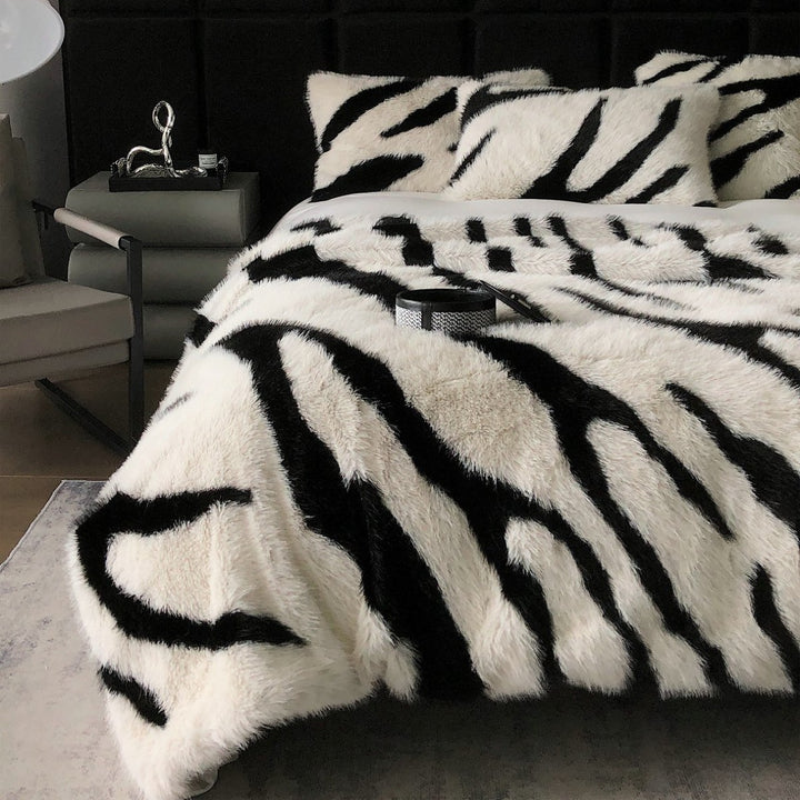 Tagesdecke aus Kunstfell mit Zebra‑Optik und extra flauschiger Struktur