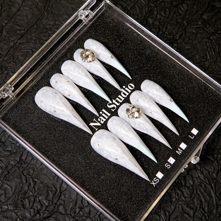 Premium Stiletto Press-On Nagelset mit dekorativen Akzenten