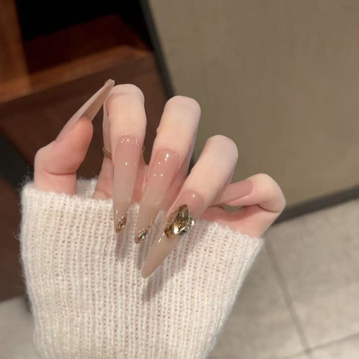 Künstlerische Stiletto-Nagelverlängerungen mit Edelsteinakzenten