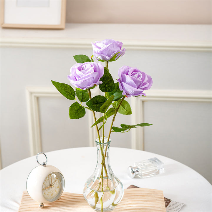 Realistische elegante Rosenstem