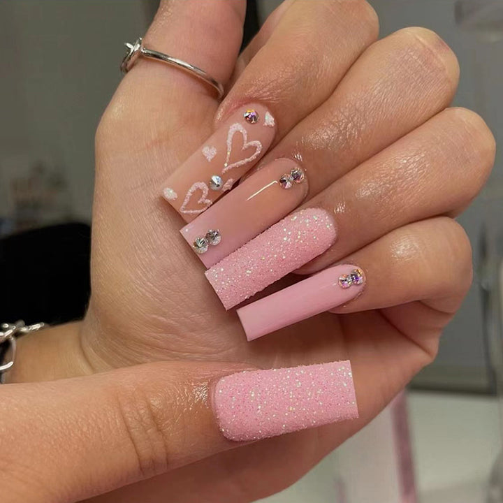 Nagelkunst mit Herz- und Lippenmotiven Karnz
