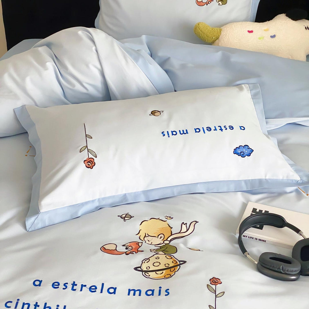 Kinder-Bettwäsche-Set aus Baumwollsatin mit liebevollen Illustrationen und weichen Kissenbezügen