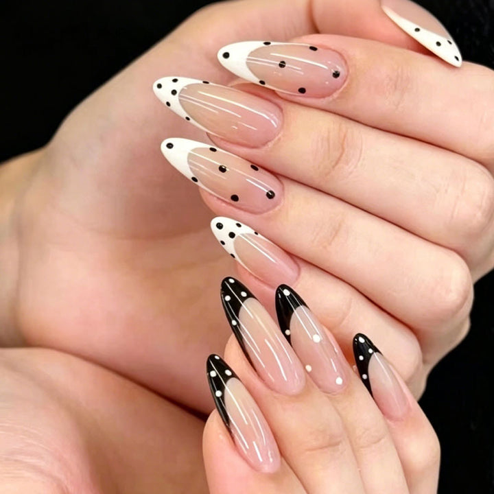 Kunstnagelset mit elegantem Punkt- und Spitzen Design Karnz