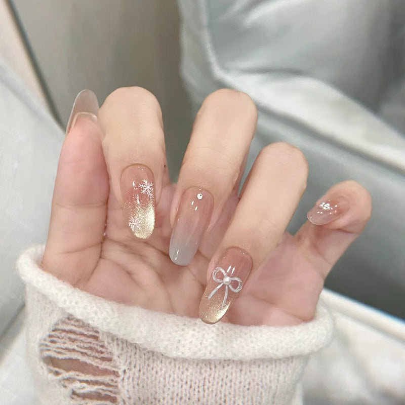 Elegantes Press-On-Nagelset mit Schneeflocken- und Schleifendrucken Karnz
