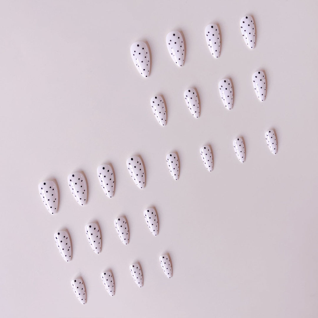 Kunstnagelset mit stilvollem Punktedesign Karnz