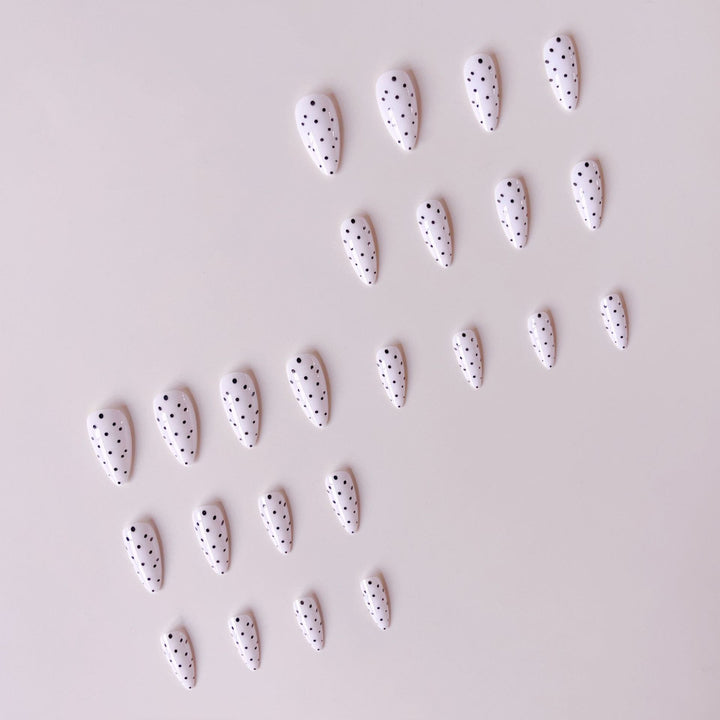 Kunstnagelset mit stilvollem Punktedesign Karnz