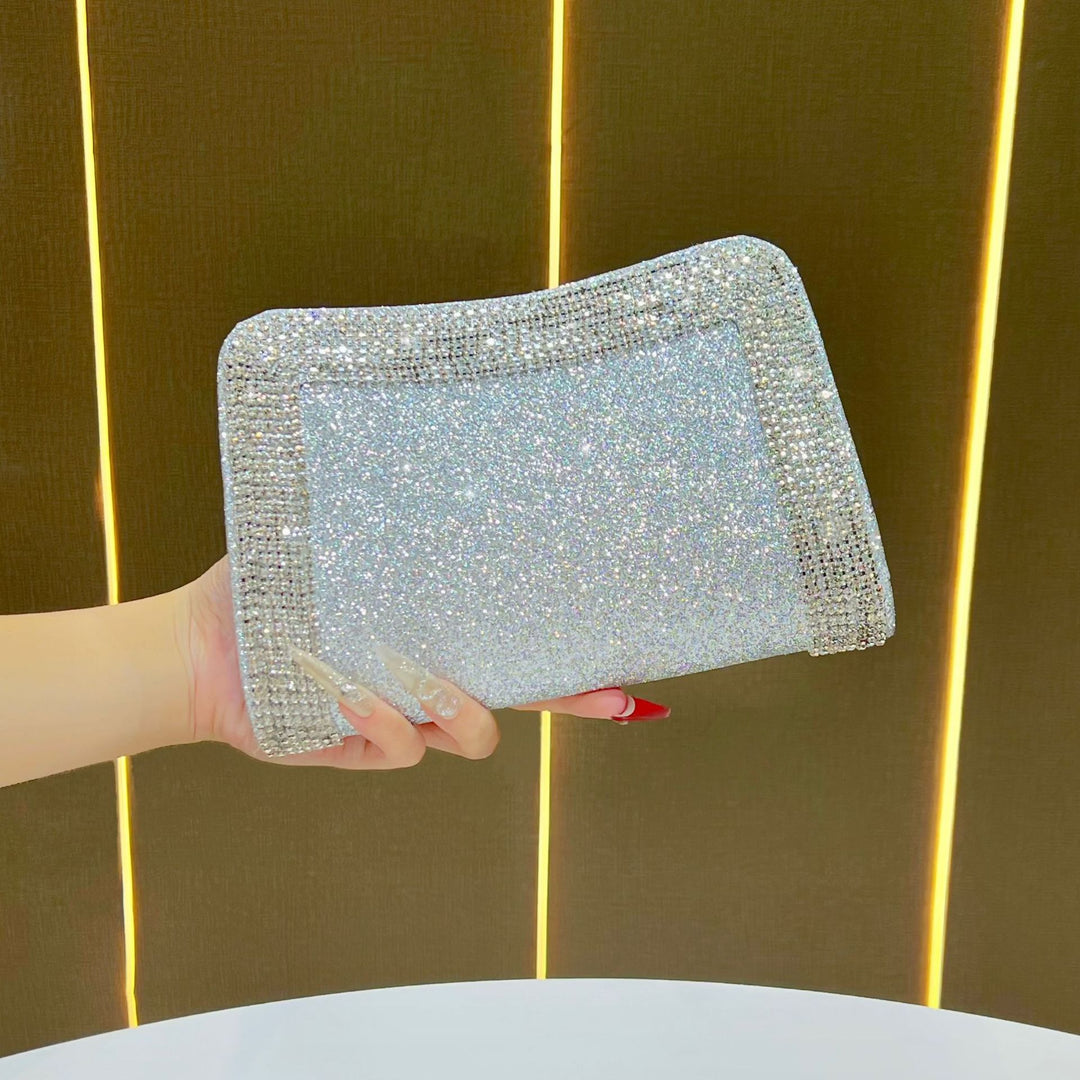 Glänzende Clutch mit Kristallbesatz