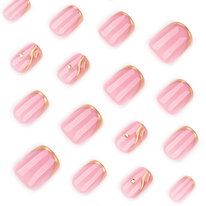 Künstliche Nagelkunst mit glamourösen goldenen Akzenten Karnz