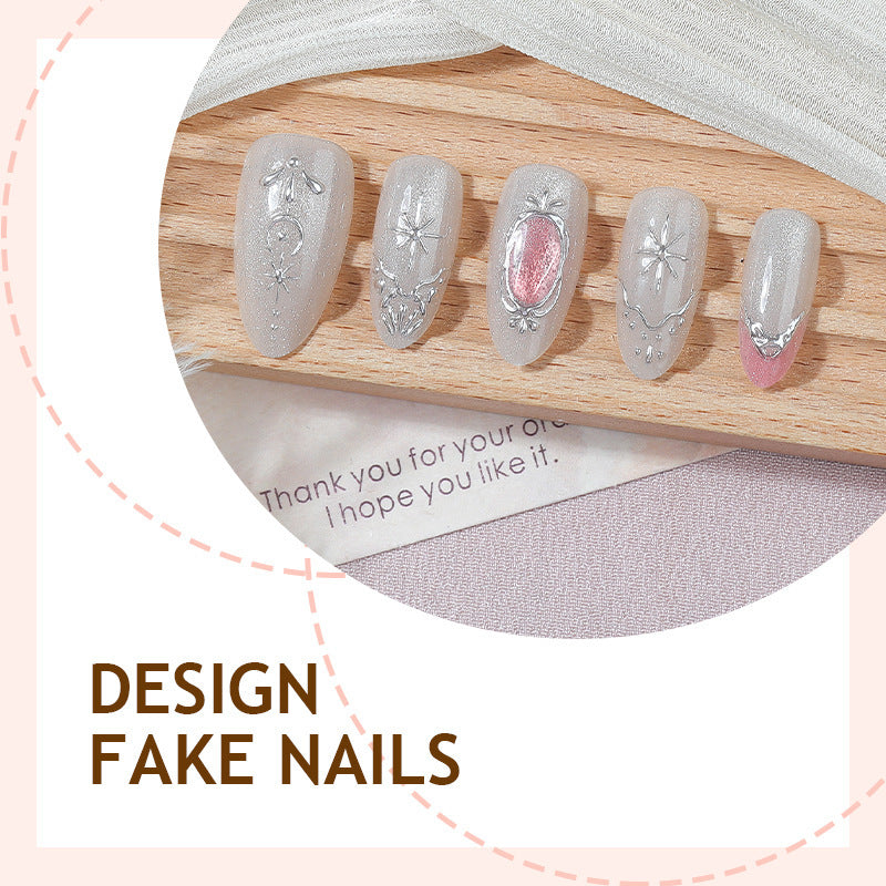 Kunstnagelset mit glamourösen floralem und metallic Akzenten Karnz