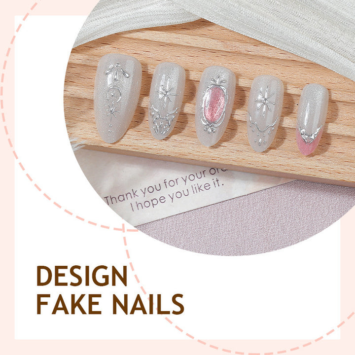 Kunstnagelset mit glamourösen floralem und metallic Akzenten Karnz