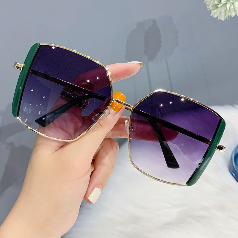 Damen oversized Sonnenbrille mit glamourösem Rahmen Karnz