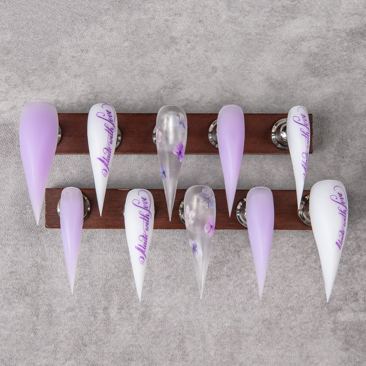 Künstlerisches Stiletto Press-On Nagelset mit floralem Akzent