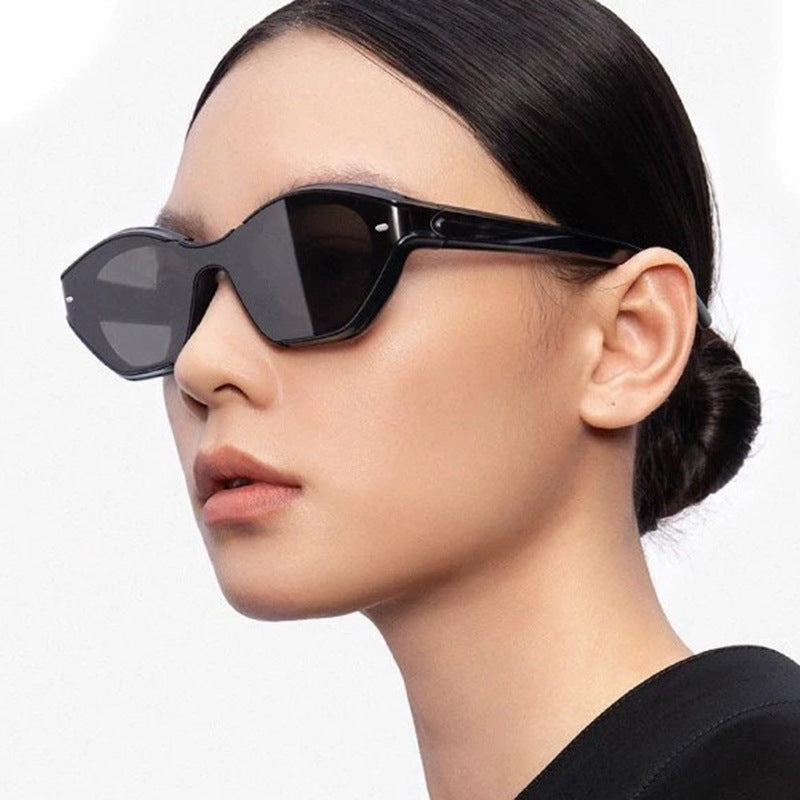 Damen modische Sonnenbrille mit zeitgemäßem Design und schützendem UV-Filter Karnz