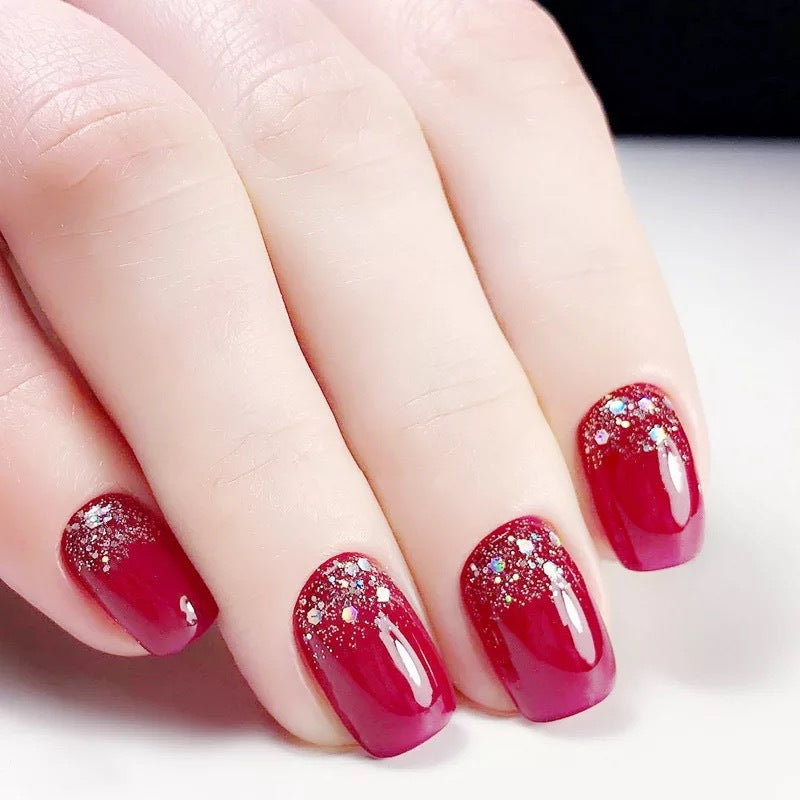 Glamouröse Kunstnägel mit Glitzerakzenten Karnz