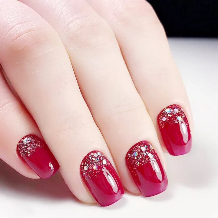 Glamouröse Kunstnägel mit Glitzerakzenten Karnz