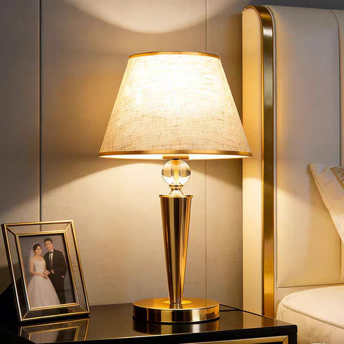Elegante Tischlampe mit Glaselement