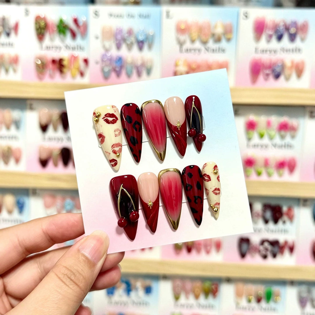 Künstlerisches Press-On Nagelset mit einzigartigen Lippen- und Tierdruckdesigns