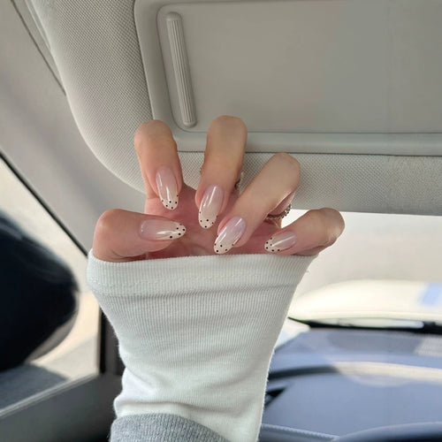 Elegantes kunstvolles Press-On-Nagel-Set mit gepunkteten French Tips