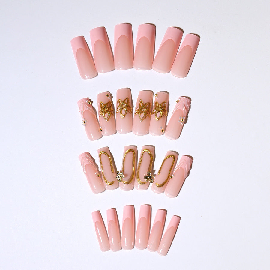 Elegante Kunstnagelspitzen mit Goldakzenten Karnz