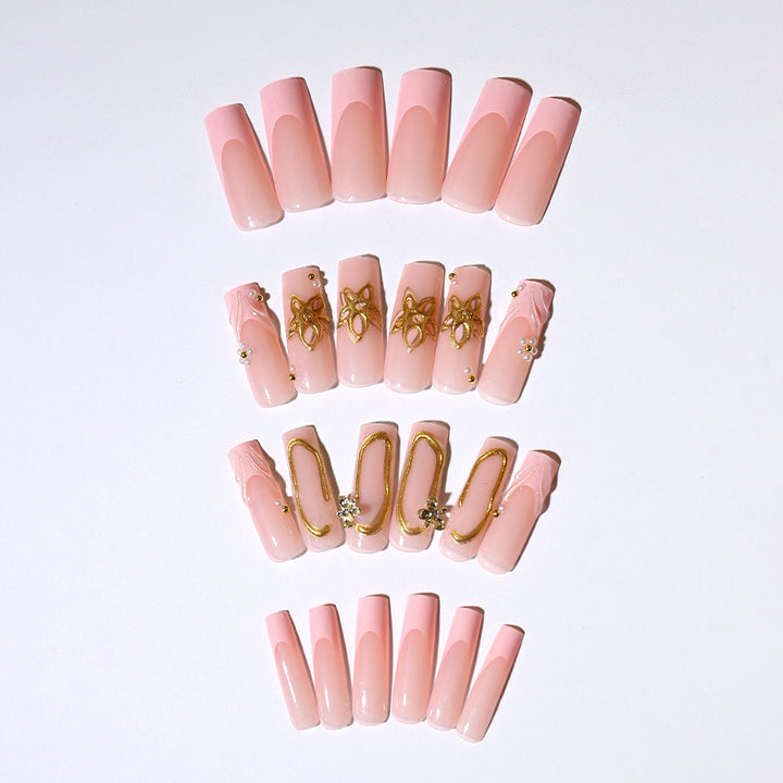 Elegante Kunstnagelspitzen mit Goldakzenten Karnz