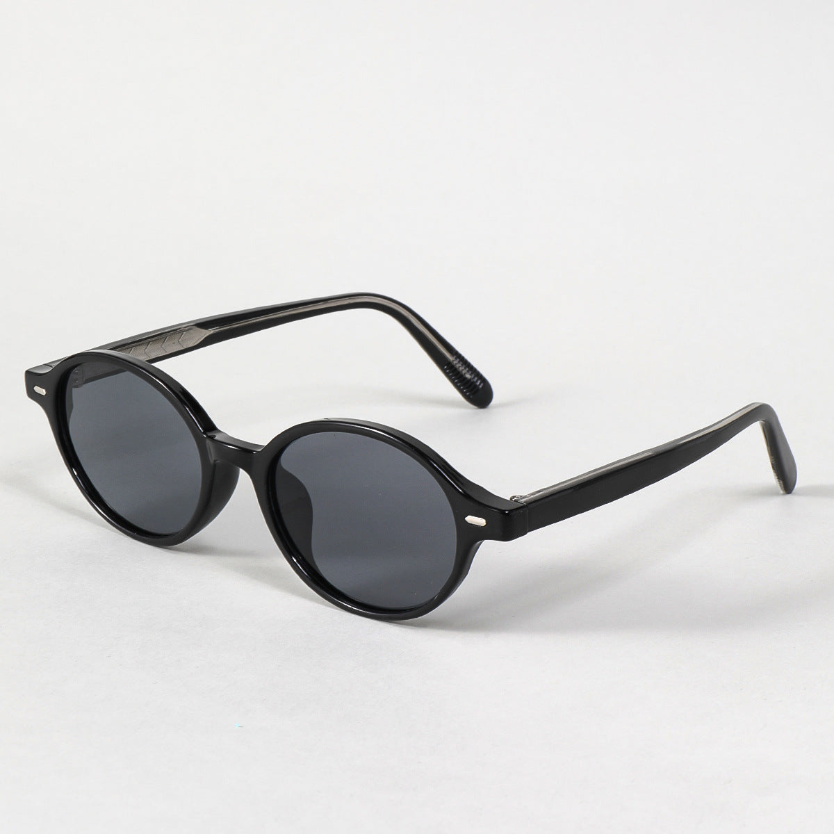 Damen modische Sonnenbrille im ovalen Design mit stylischen Akzenten Karnz