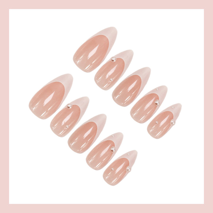 Kunstnagelset mit elegantem French-Tip und schimmernden Perlenakzenten Karnz