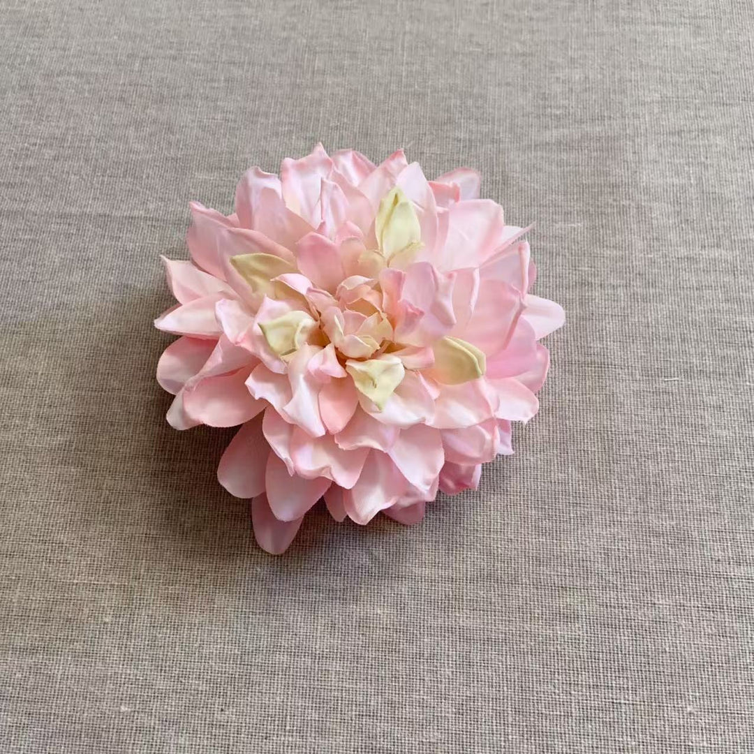 Lebensechte Blumenhaarnadel