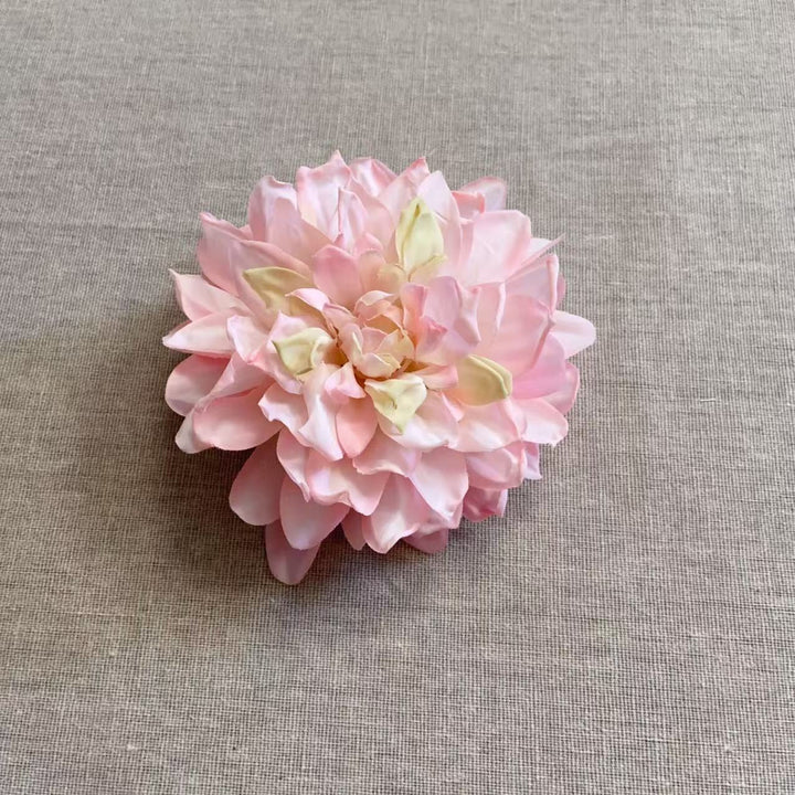 Lebensechte Blumenhaarnadel