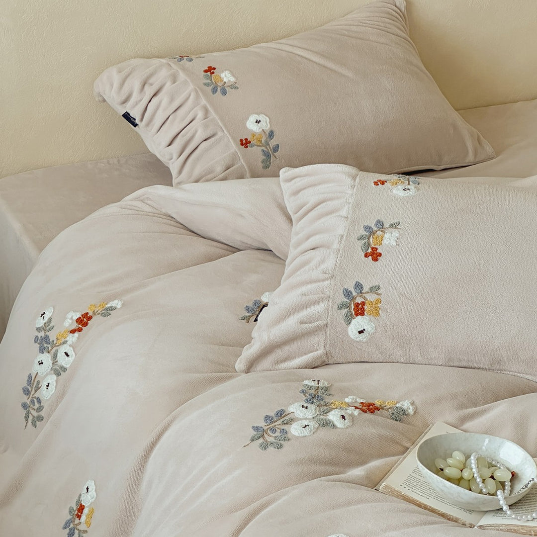 Plüsch Bestickte Blüten Samt Bettwaren Set mit Geschmückten Rüschen Kissenbezügen