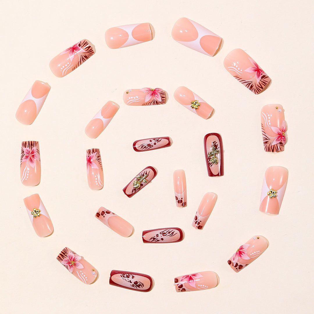 Stylische Blumen- und Tiermotiv-Nagelkunstverlängerungen Karnz
