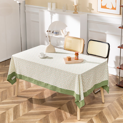 Baumwoll-Tischdecke mit grafischem Allover-Muster und kontrastierender Saumkante Karnz