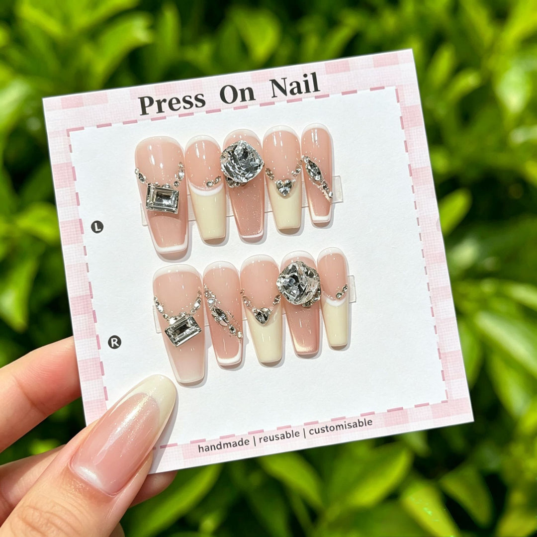 Dekoratives Press-On Nagelkunst-Set mit Kreuz- und Edelsteinakzenten