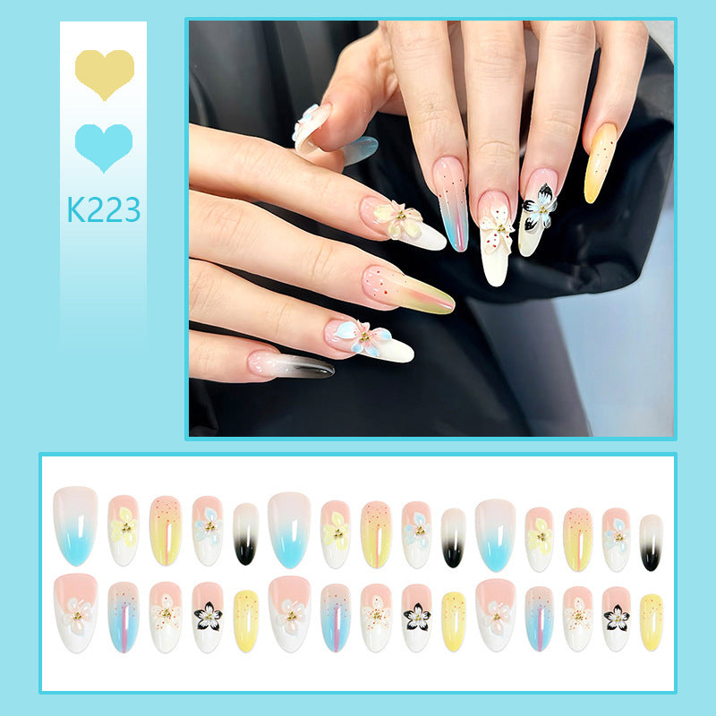 Kunstnagelset mit floralen und glitzernden Verzierungen Karnz