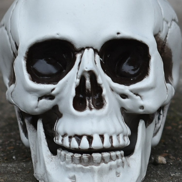 Dekorative realistische Totenkopf-Figur Karnz