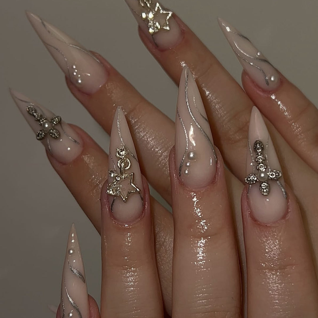 Stiletto AcrylNagelkunstverlängerungen mit dekorativen Akzenten Karnz