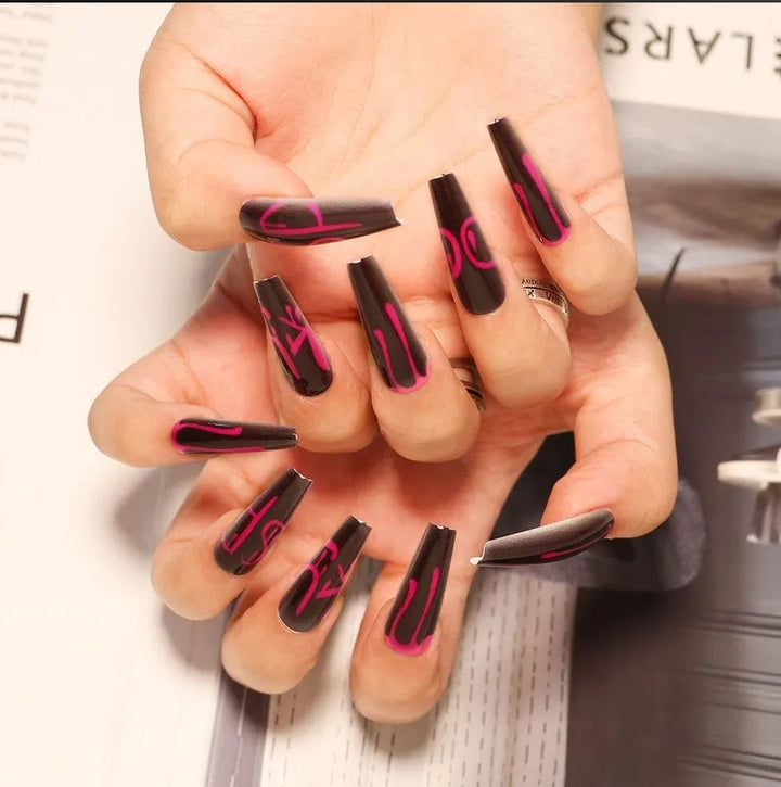Künstlerisches Press-On Nageldesign mit Tropfeneffekt Karnz