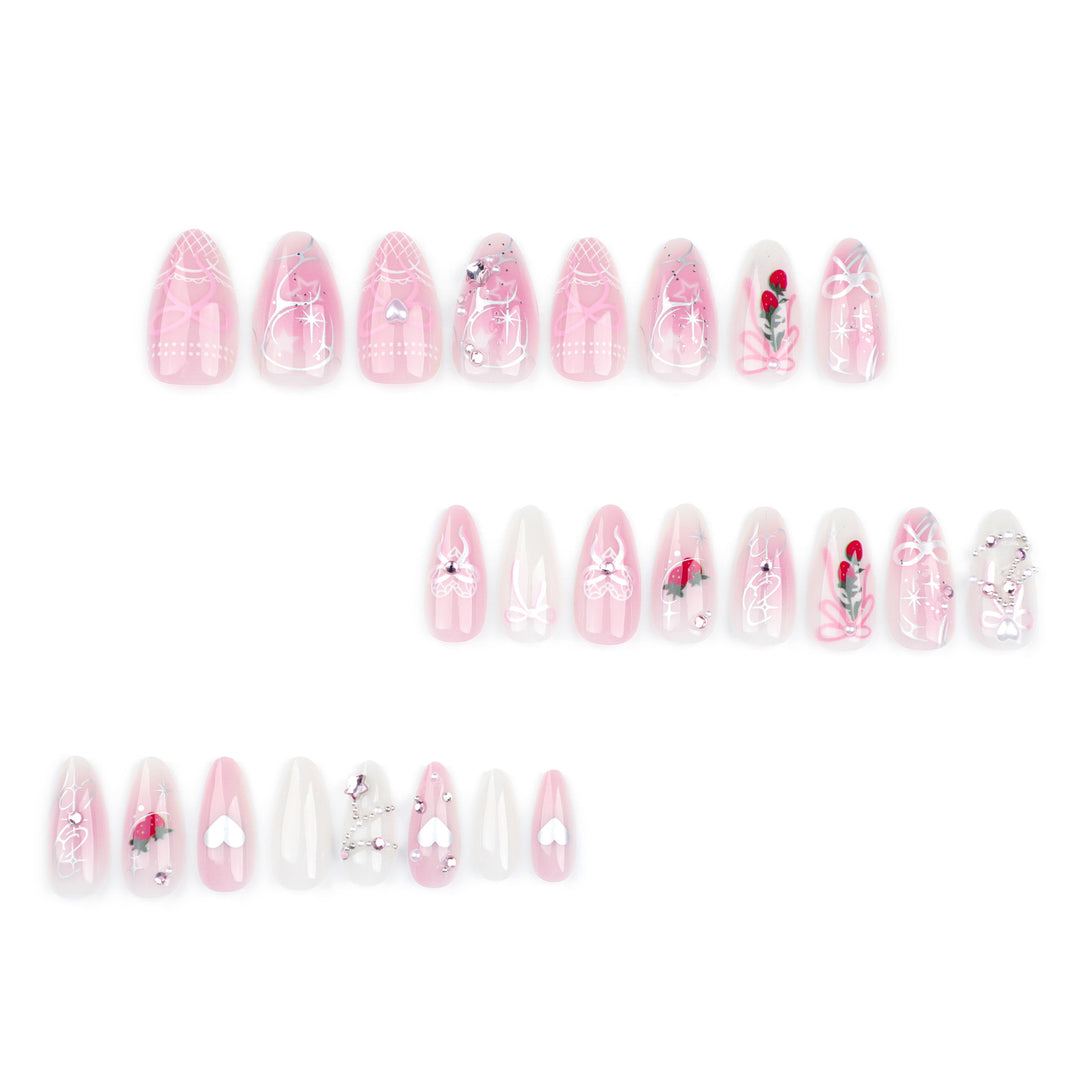 Künstliche Nagelkunst mit romantischem Design und Glitzerakzenten Karnz