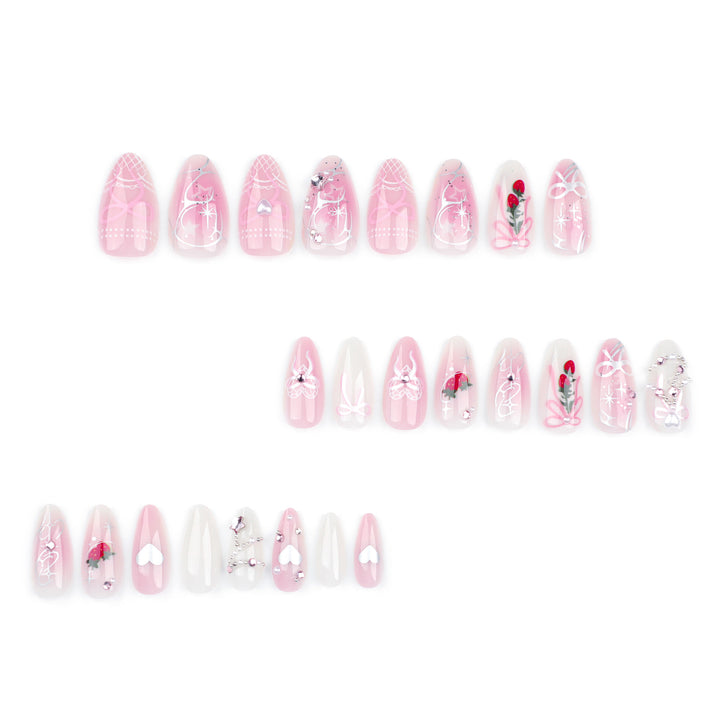 Künstliche Nagelkunst mit romantischem Design und Glitzerakzenten Karnz