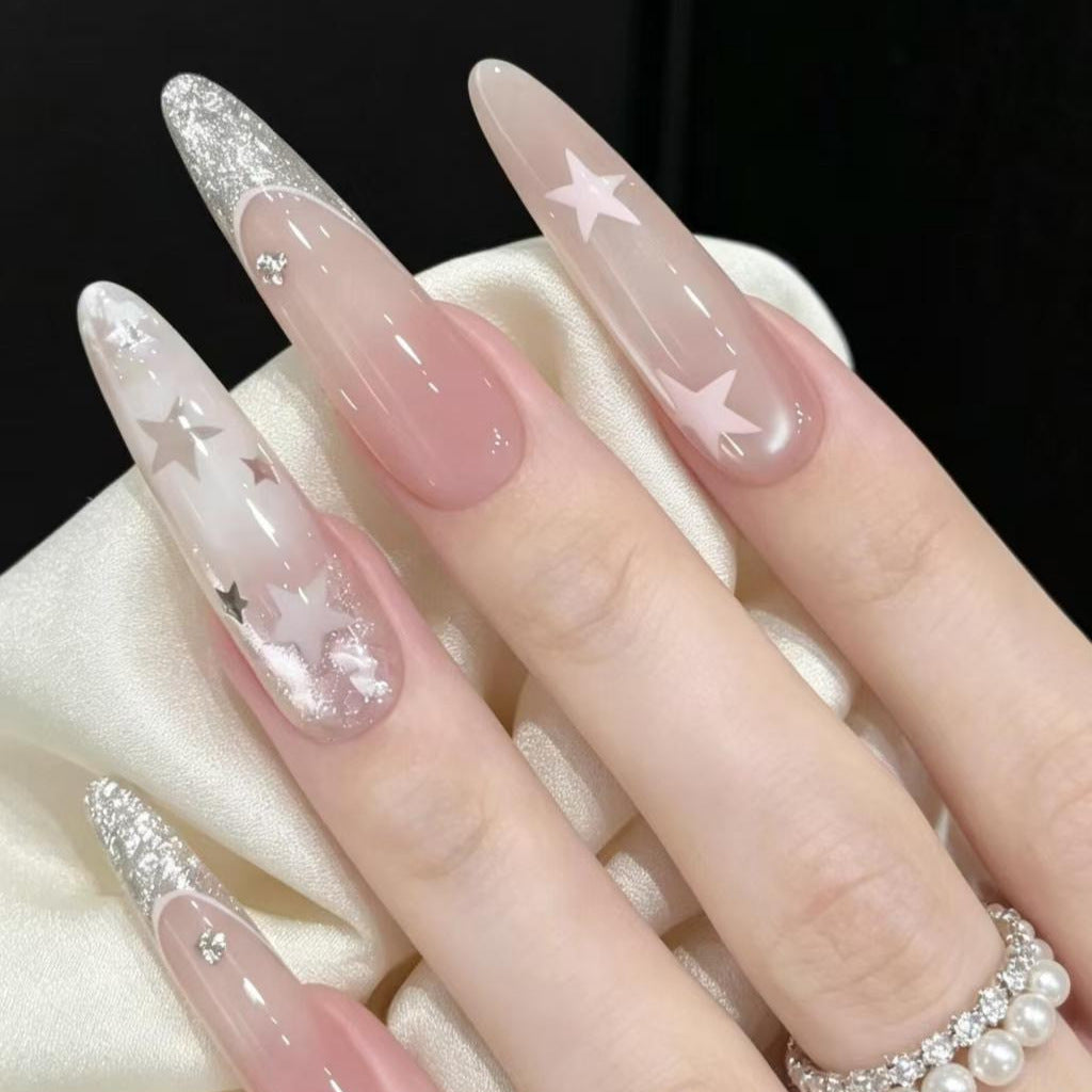 Stiletto-Nagelverlängerungen mit Glitzer und Sternakzenten