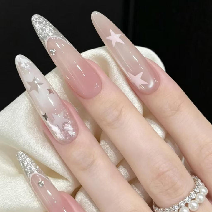 Stiletto-Nagelverlängerungen mit Glitzer und Sternakzenten