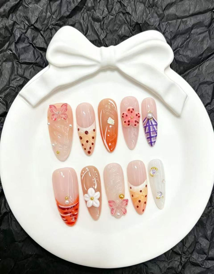 Dekoratives Press-On Nagelkunst-Set mit floralen und verspielten Designs